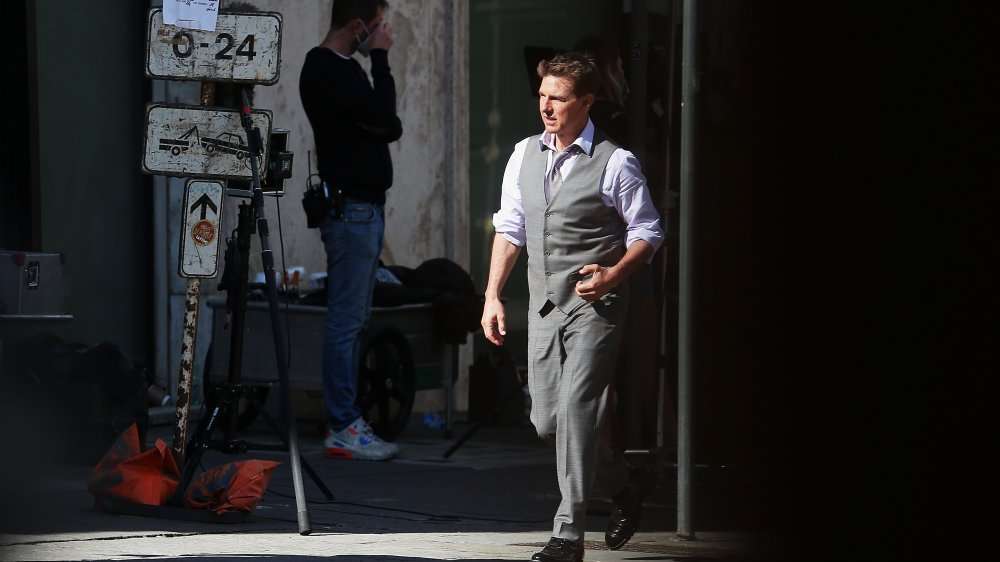 tom-cruise-is-suited-up-as-ethan-hunt-in-the-new-mission-impossible-7-set-photo.jpg
